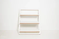 Ambivalenz - Fläpps Leaningshelf - Hylde/Reol - Hvid