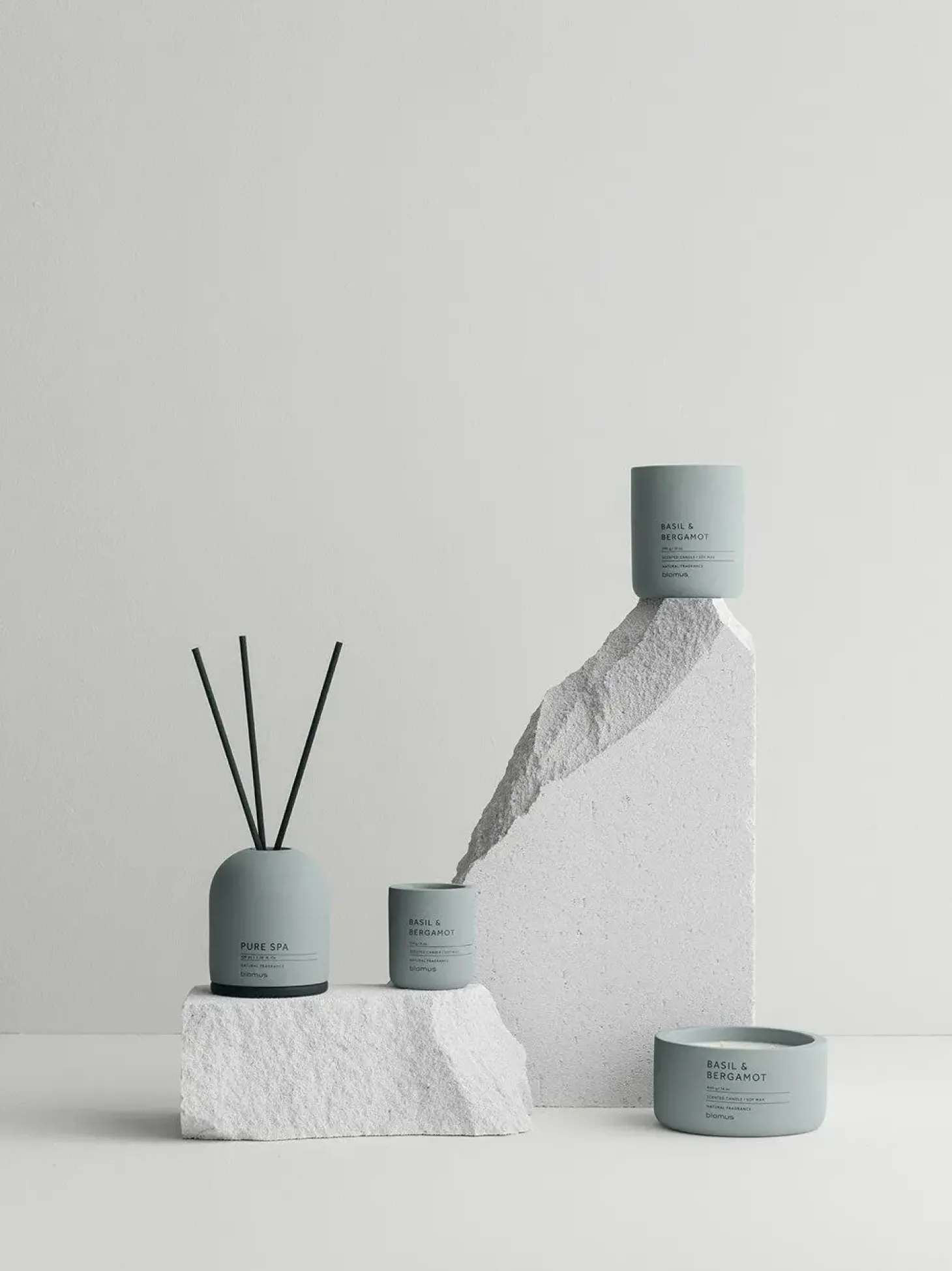 Blomus - Scented Candle - Basil & Bergamot - Pine Gray - FRAGA