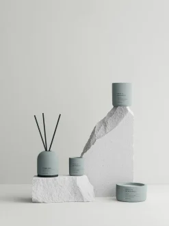 Blomus - Scented Candle - Basil & Bergamot - Pine Gray - FRAGA