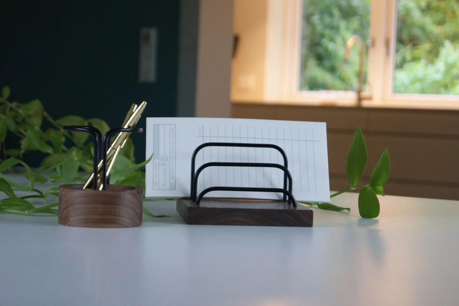 Dot Aarhus - Brass Dock - Tabletholder - Valnød/Sort