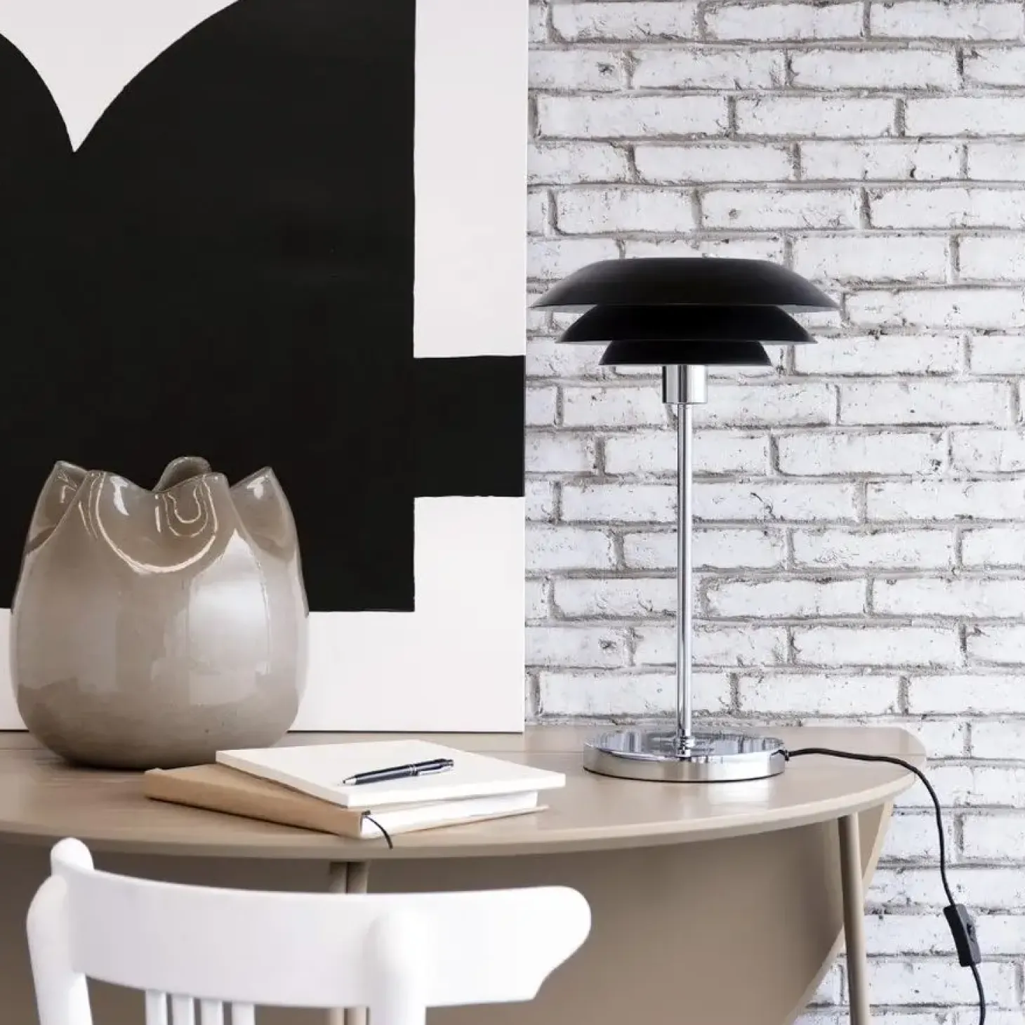 Dyberg Larsen - DL31 Bordlampe - Mat sort, Ø: 31 cm x H: 50 cm