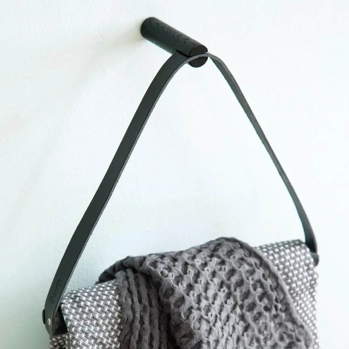 Ekta Living - Håndklædeholder - Towel hanger - Eg/Læder - Sort