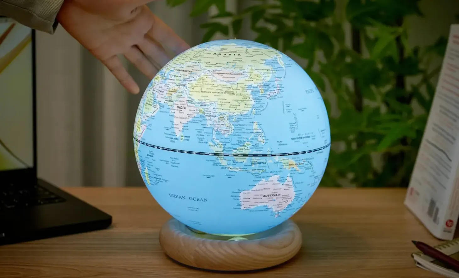 Gingko - Atlas Globe Lamp - Lightblue Large White Ash base
