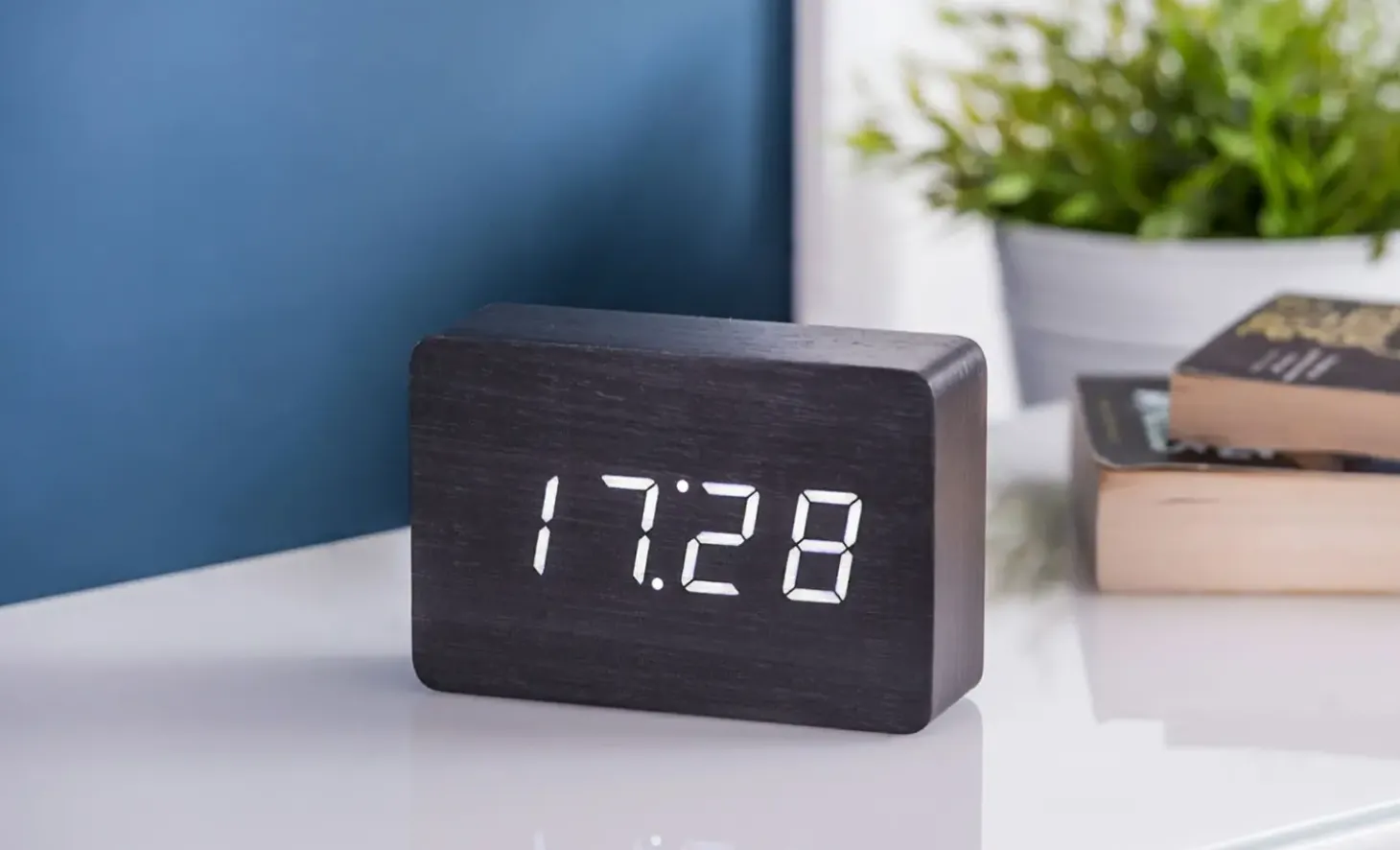 Gingko - Brick Click Clock Black / White LED