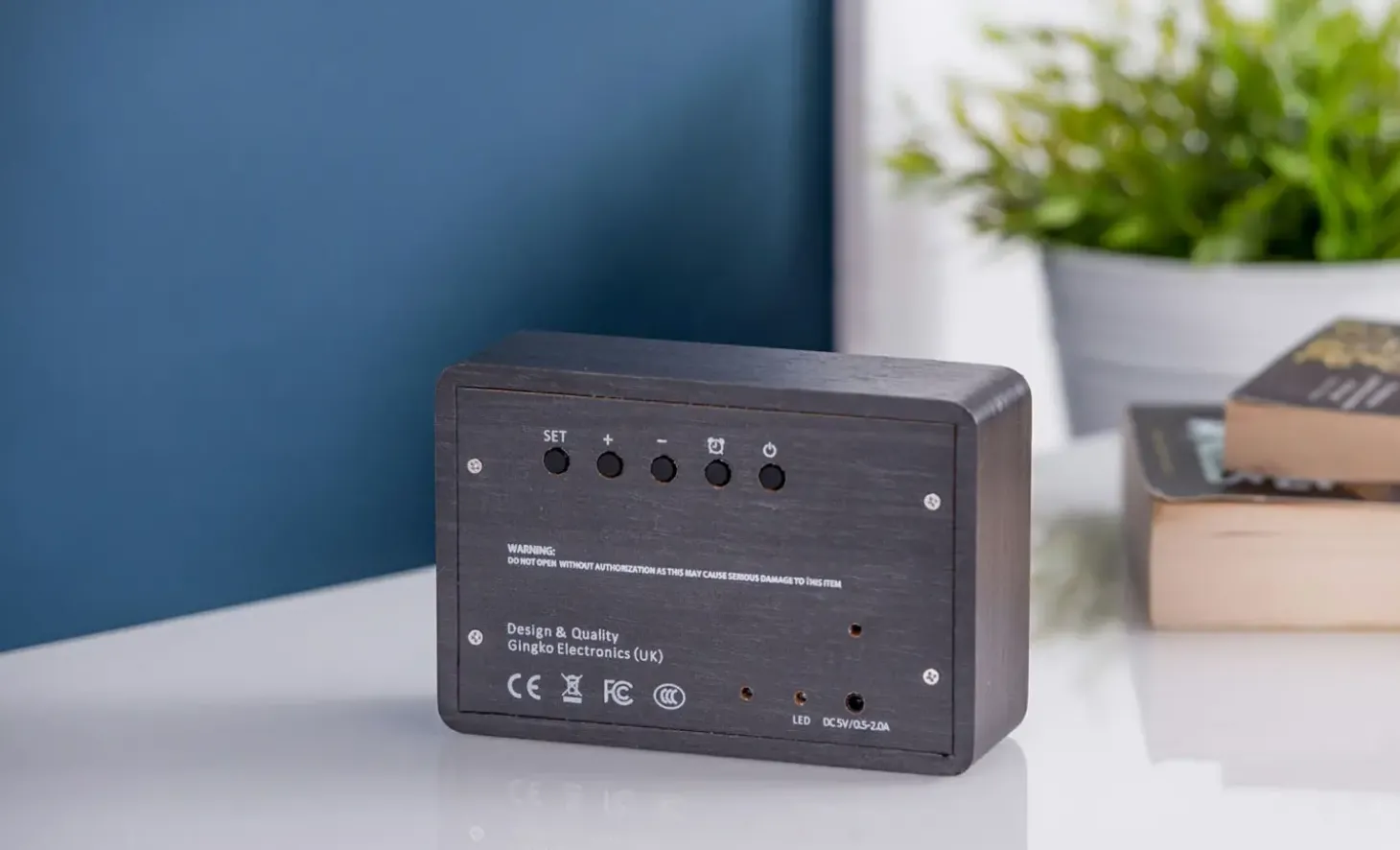 Gingko - Brick Click Clock Black / White LED