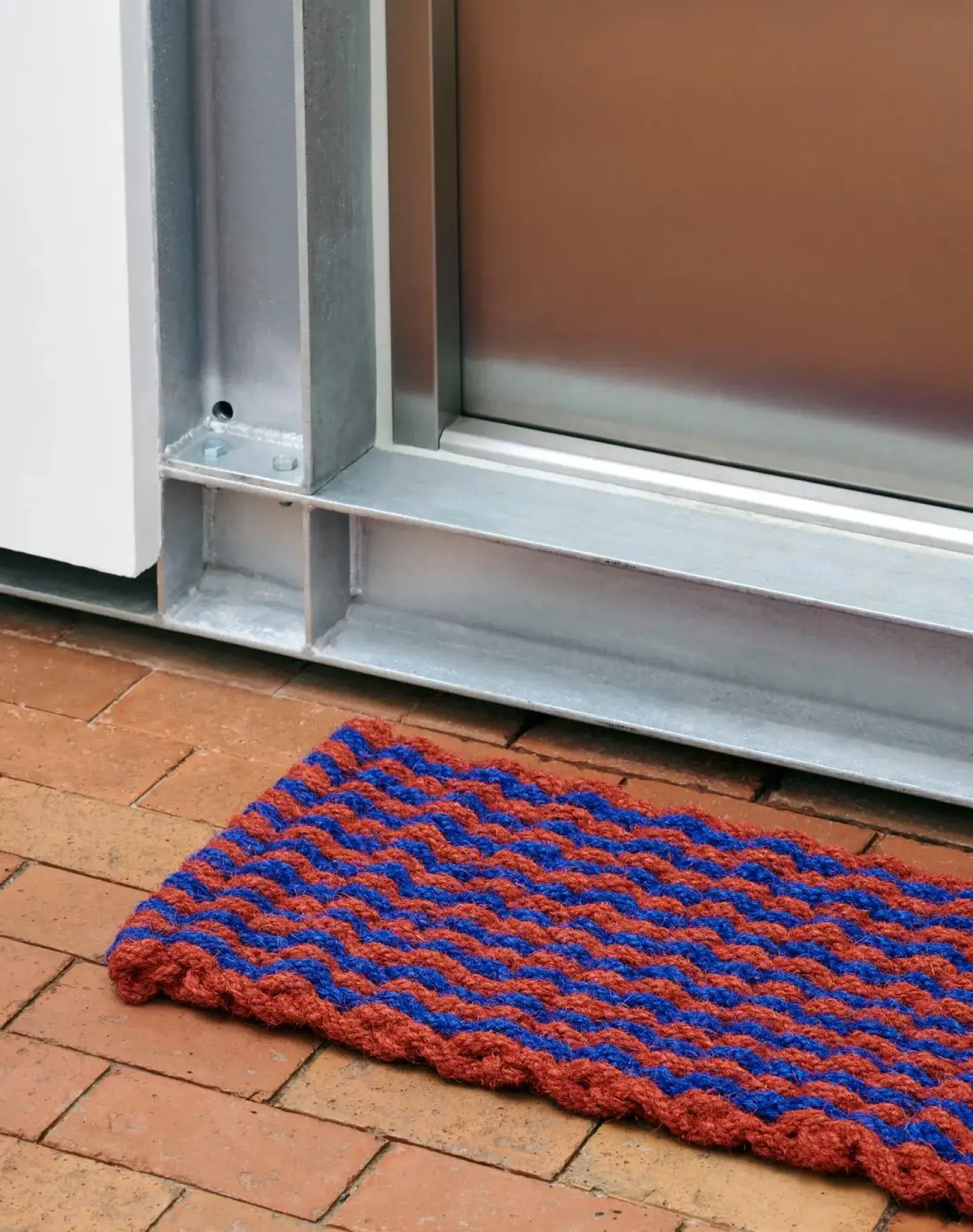 Hay - Coco dørmåtte - Stripe Wave - Brown & Navy - 40x80 cm