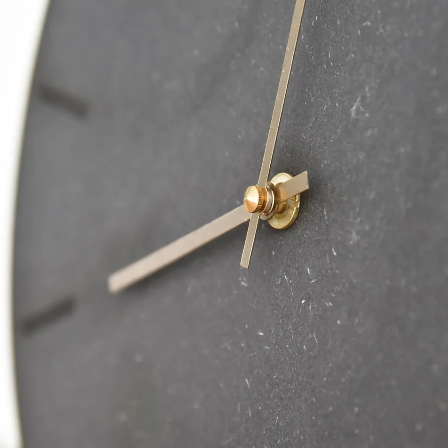 Hemverk - Vægur - Gunpowder - Sort/Guld - Ø38 cm