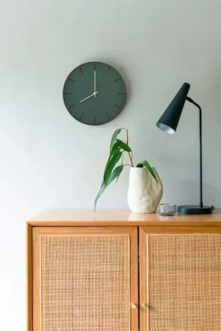 Hemverk - Vægur - Mørk Eg/Conifer Grøn - Sorte visere - Ø38 cm