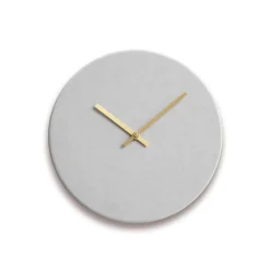 Hemverk - Vægur - Shape - Lys grå - Guld visere - Ø28 cm