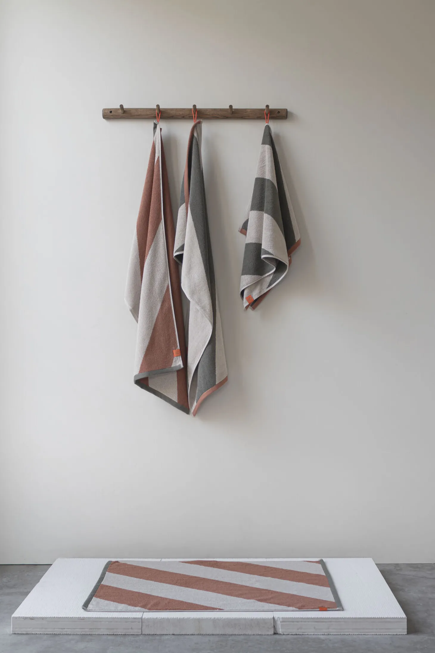 Mette Ditmer - DIAGONAL guest towel, 2-pack - Dark olive