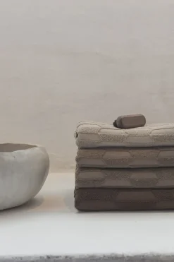 Mette Ditmer - GEO-håndklæde - Nougat - W50 x L95 cm