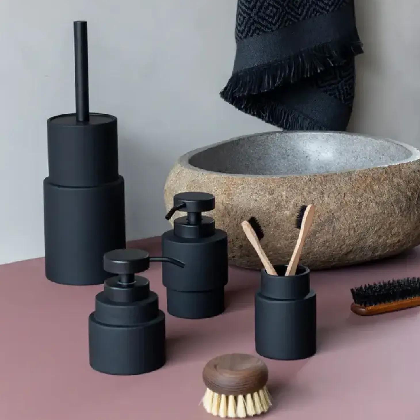 Mette Ditmer - SHADES dispenser, lav, Sort