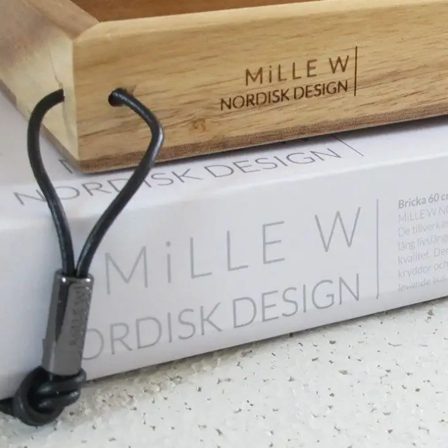 MiLLE W NORDISK DESIGN - Bakke i træ - Cognac læder - 15 x 60 cm.