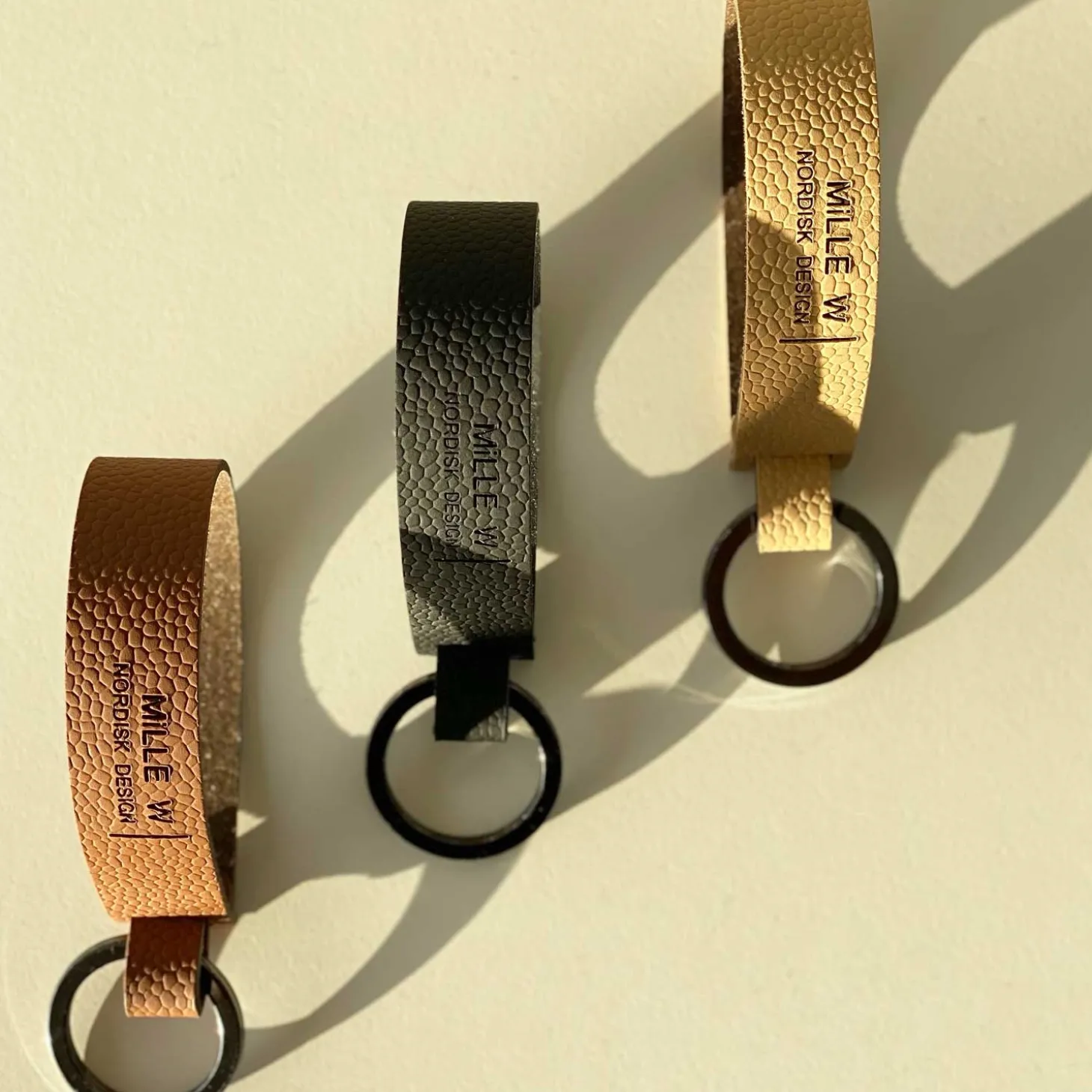 MiLLE W NORDISK DESIGN - Nøglering - Grå læder
