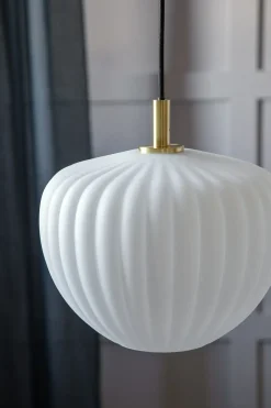 Moudhome - Lampe - MOMA pendel - Opal glas og børstet Messing