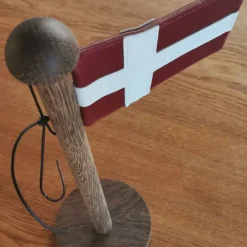 Nordic By Hand - Snoren - Bordflag i røget eg - H33