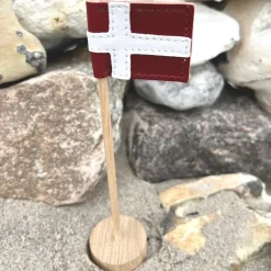 Nordic By Hand - Snoren - Bordflag mini i lys eg - H20