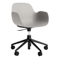Normann Copenhagen - Form Armstol Swivel 5W med hjul - Sort/Varm grå