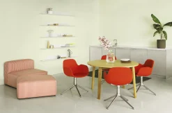 Normann Copenhagen - Form Armstol Swivel 5W med hjul - Sort/Brun