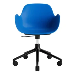 Normann Copenhagen - Form Armstol Swivel 5W med hjul - Sort/Blå