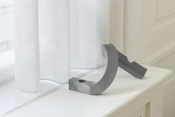 Normann Copenhagen - Lysestage - Crooked Candlestick Two - Warm Grey / Varm Grå